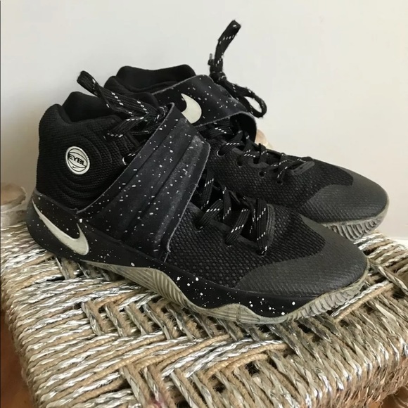 Nike Other - NIKE EYBL KYRIE MENS 8.5 SNEAKERS